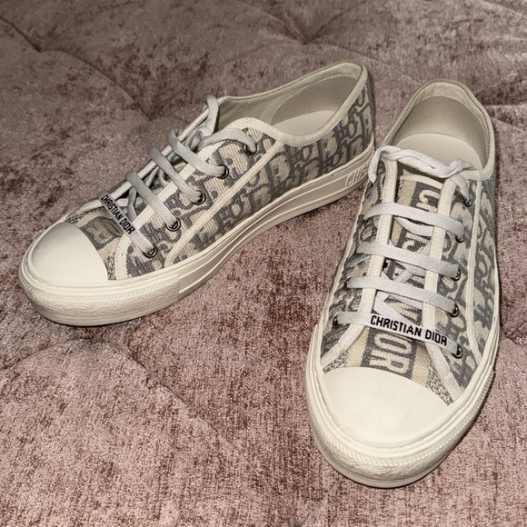 AUTHENTIC Walk'n'Dior Sneaker
Stone Gray Dior Oblique Embroidered Cotton - Picture 1 of 7